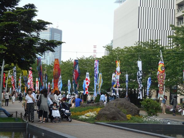 東京ミッドタウンで鯉のぼりイベント2