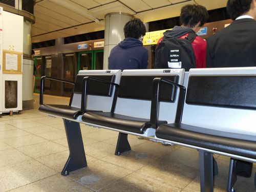 東京メトロのベンチの設計が高くなった