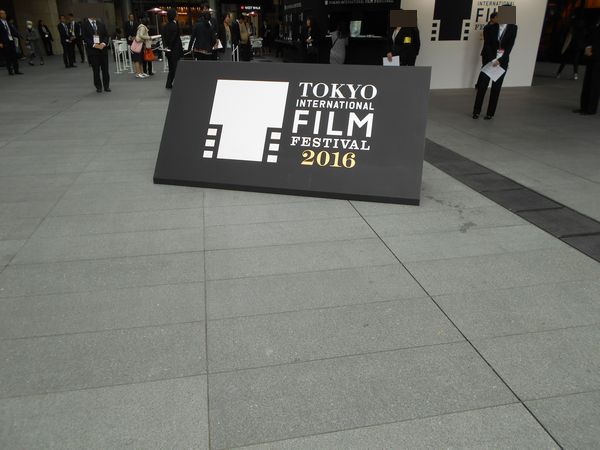 3第29回 東京国際映画祭 2016 初日レッドカーペット準備中